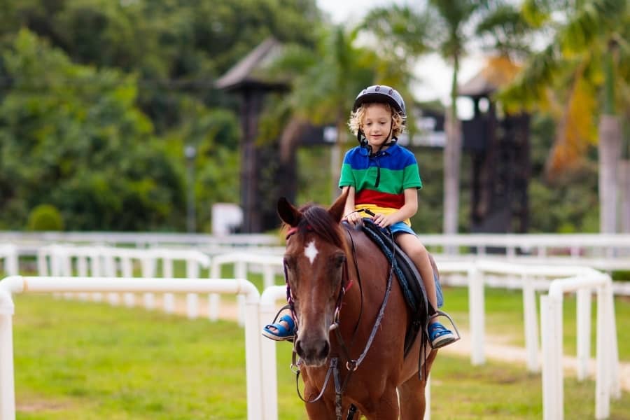 beneficios en los niños de montar a caballo
