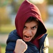 estrategias efectivas para manejar a un niño rebelde en casa
