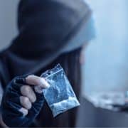 Cómo prevenir el consumo de drogas en adolescentes