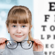 Detectar y tratar problemas visuales en los niños