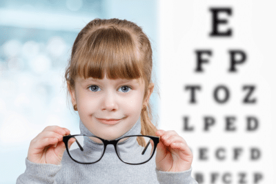 Detectar y tratar problemas visuales en los niños