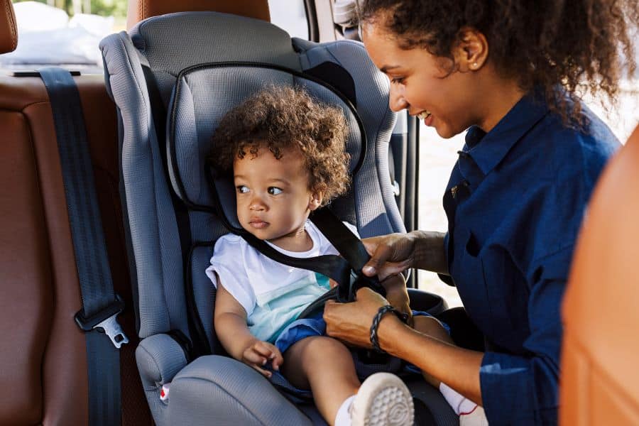 Viajes seguros: cómo elegir y usar la silla de coche perfecta para tu hijo