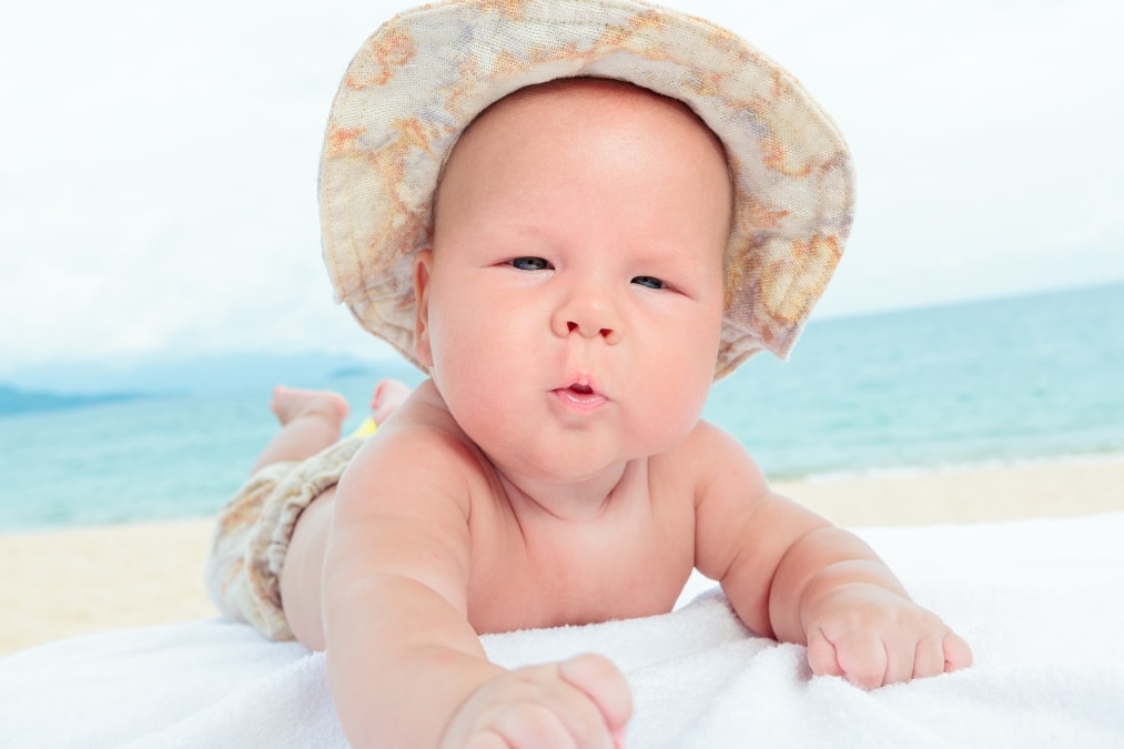 Verano en la playa: cuidados esenciales para bebés y niños