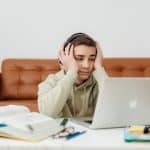 Cómo ayudar a tu hijo adolescente a concentrarse para hacer los deberes y estudiar