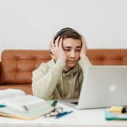 Cómo ayudar a tu hijo adolescente a concentrarse para hacer los deberes y estudiar