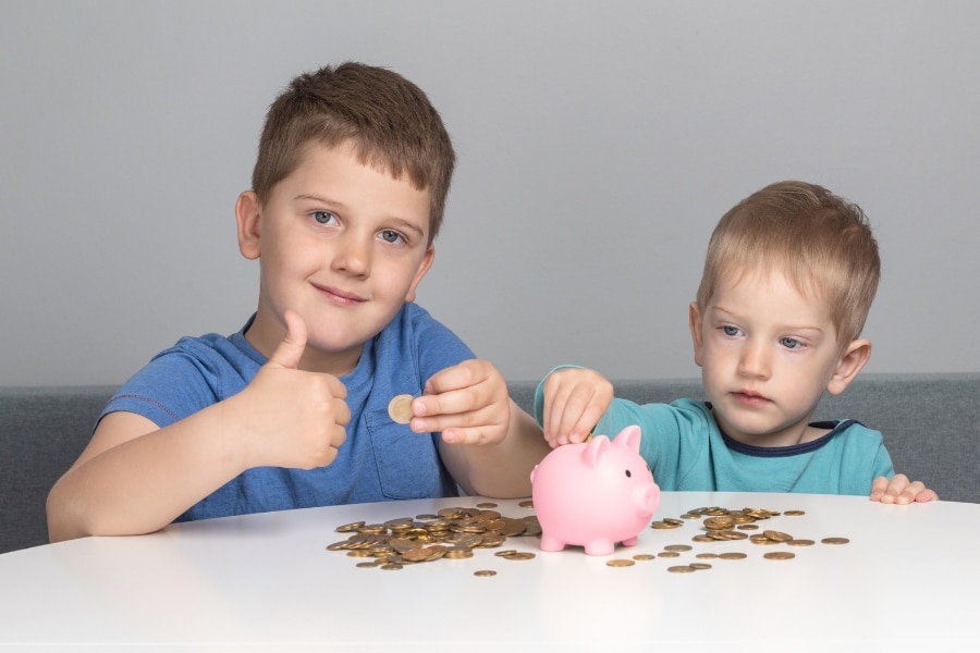 Educación financiera para niños y adolescentes: enseñarles a manejar el dinero desde casa