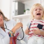 Síndrome de la bata blanca en niños: por qué ocurre y cómo ayudar a tu hijo