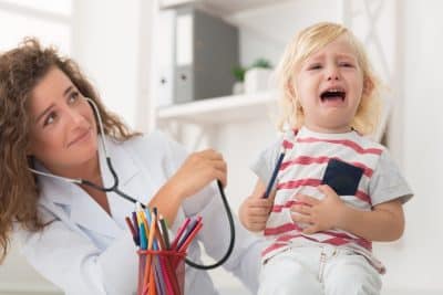 Síndrome de la bata blanca en niños: por qué ocurre y cómo ayudar a tu hijo