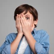 Cuando el miedo crece: cómo nacen las fobias infantiles y qué pueden hacer los padres