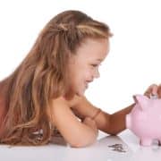 NIña con una hucha infantil