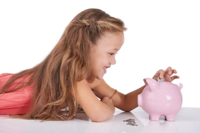 NIña con una hucha infantil