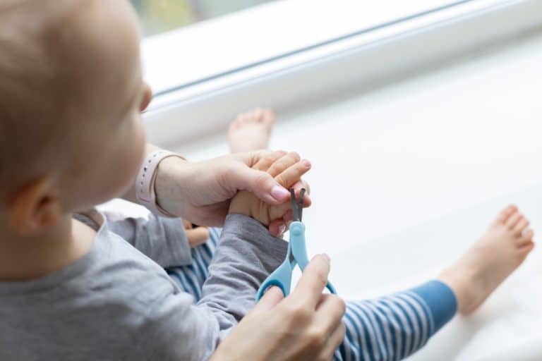 Uñas sanas desde pequeños: consejos esenciales para padres desde el nacimiento hasta la adolescencia