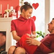 San Valentín en familia: cómo celebrarlo en pareja, con hijos y acompañar sus primeras relaciones