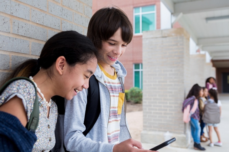 El peligro de los retos virales en jóvenes: cómo proteger a tus hijos