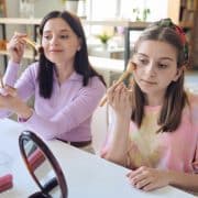 Mi hija quiere empezar a maquillarse: qué comprar y cómo ayudarla