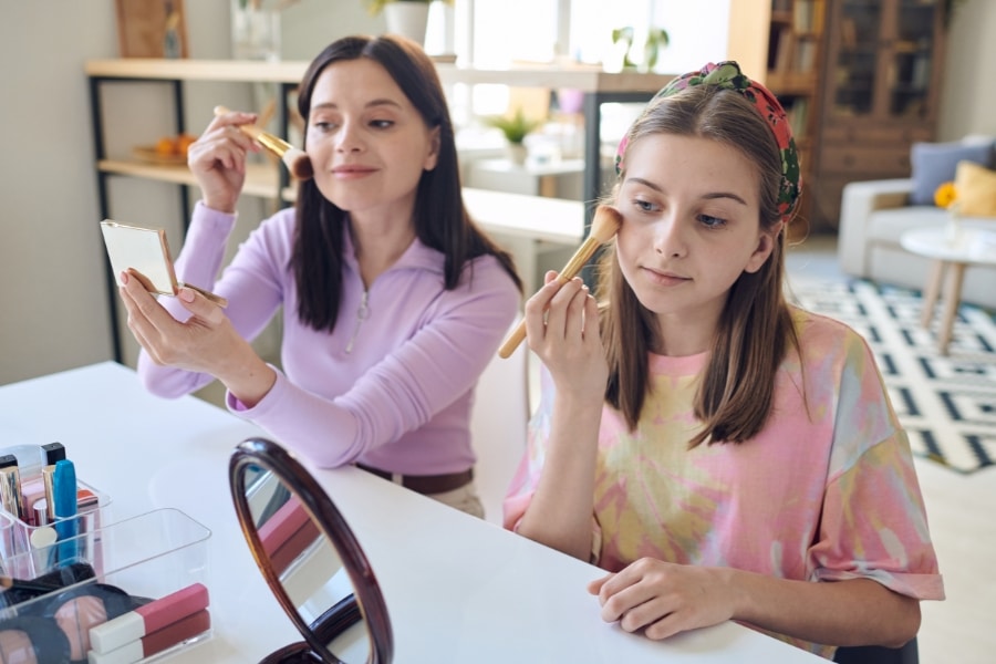 Mi hija quiere empezar a maquillarse: qué comprar y cómo ayudarla