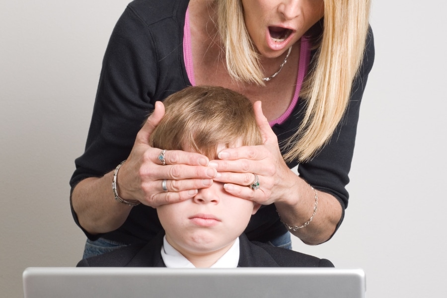 Pornografía en hijos menores: cómo hablarlo y protegerles mejor