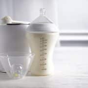 Biberones: cómo elegirlos, prepararlos y usarlos bien