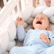 Cuna con pinchos: qué es y qué hacer